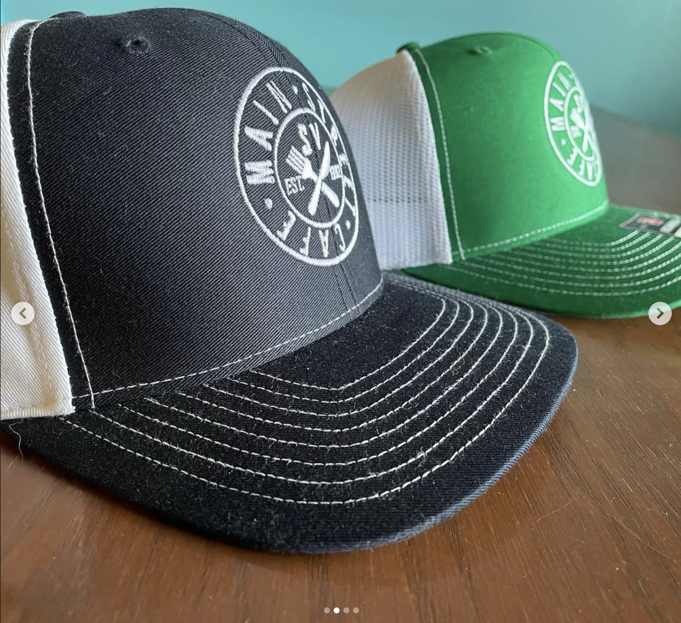 Trucker caps in black/white and green